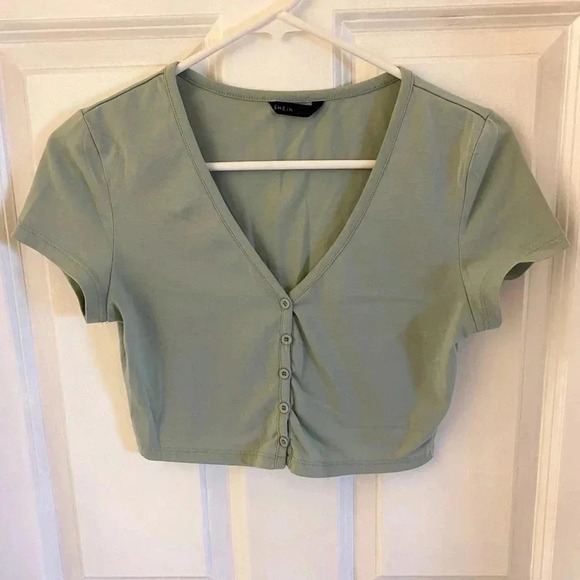 Women’s Size Small Cropped Button Front T-Shirt - Picture 1 of 2